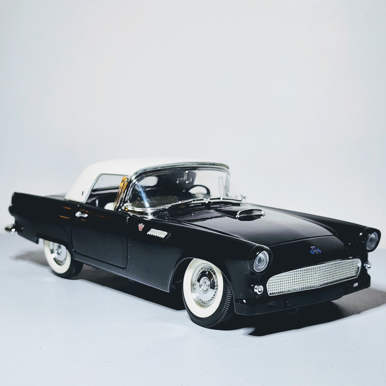 Road Signature 1955 Thunderbird Black w/ Removable Top 1:18 Diecast – Broken