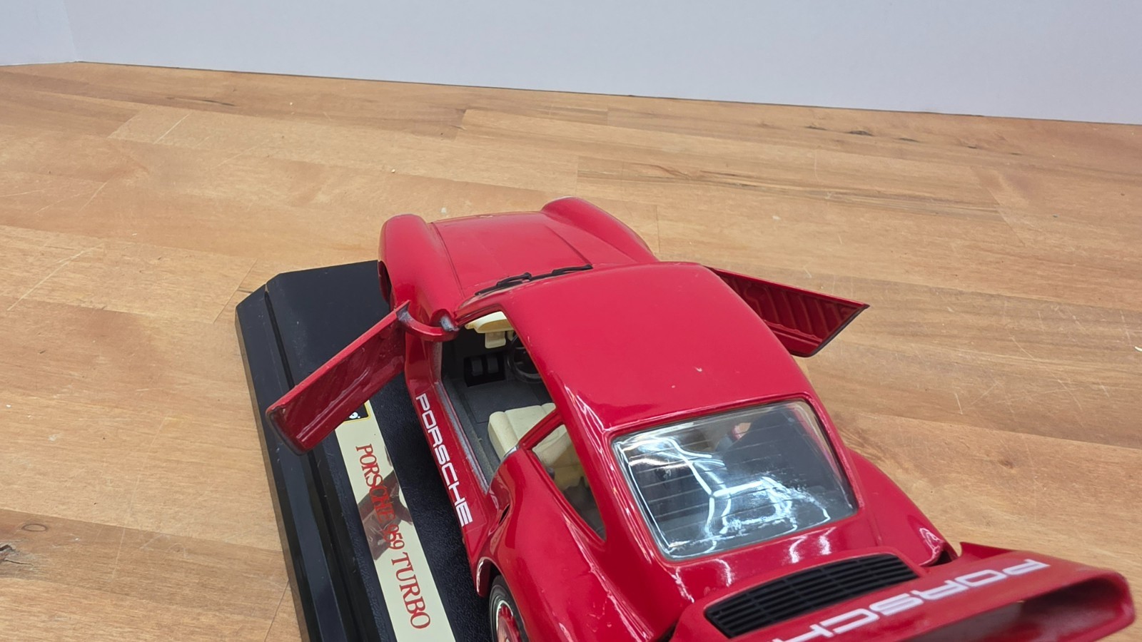 Bburago Diecast 1/24 Porsche 959 Turbo With Stand