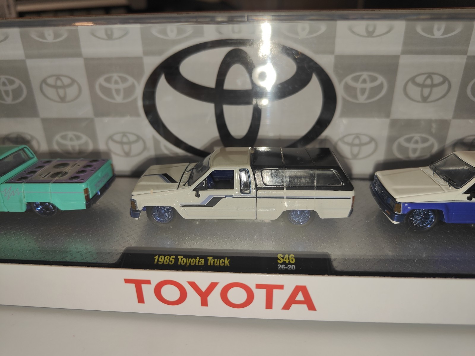 NEW M2 Machines Hauler Toyota 1985 Toyota Trucks – CHASE – IN HAND