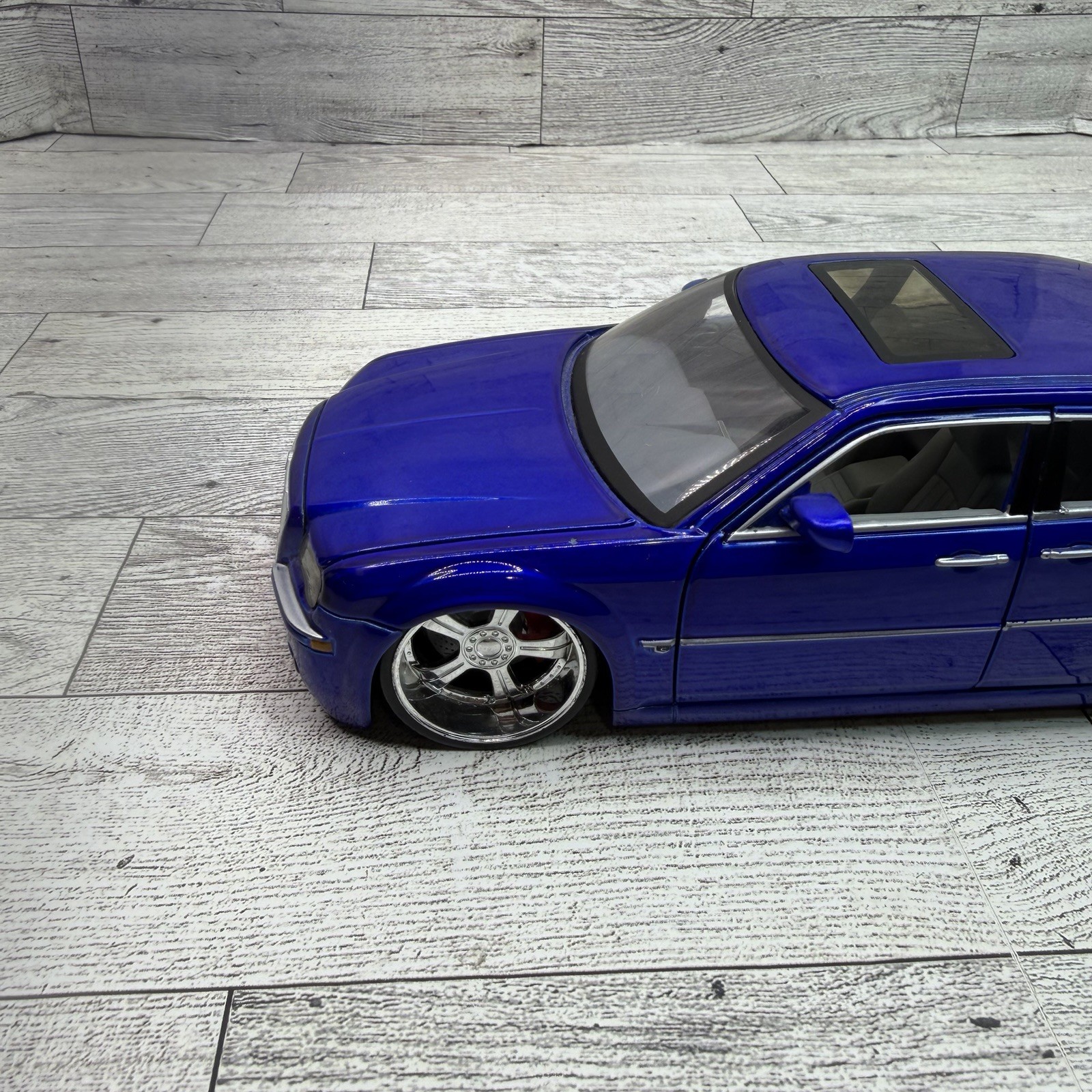 Jada Dub City 2005 Chrysler 300C HEMI 1/24 Scale Candy Blue Diecast