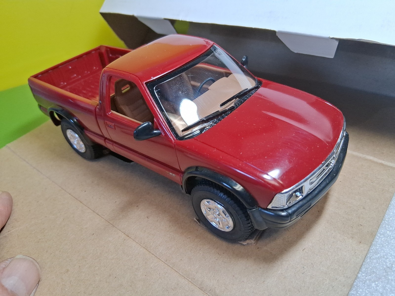 AMT ERTL 1995 Chevrolet S10 4×4 Cherry Red Metallic Dealer Promo car 6189