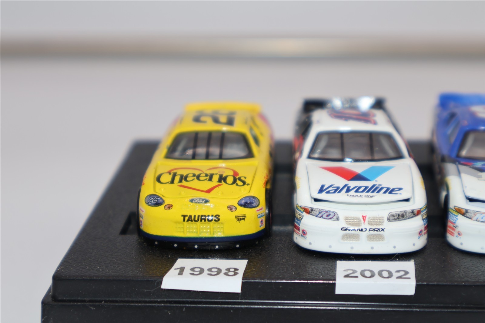 NASCAR 1:64 – JOHNNY BENSON – LOT OF 5 DIECAST CARS –