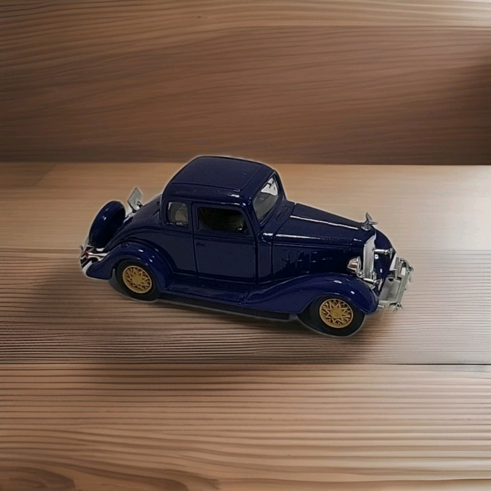 1933 Chevrolet 2 Passenger 5 Window Coupe- 1/32 National Motor Museum Model.