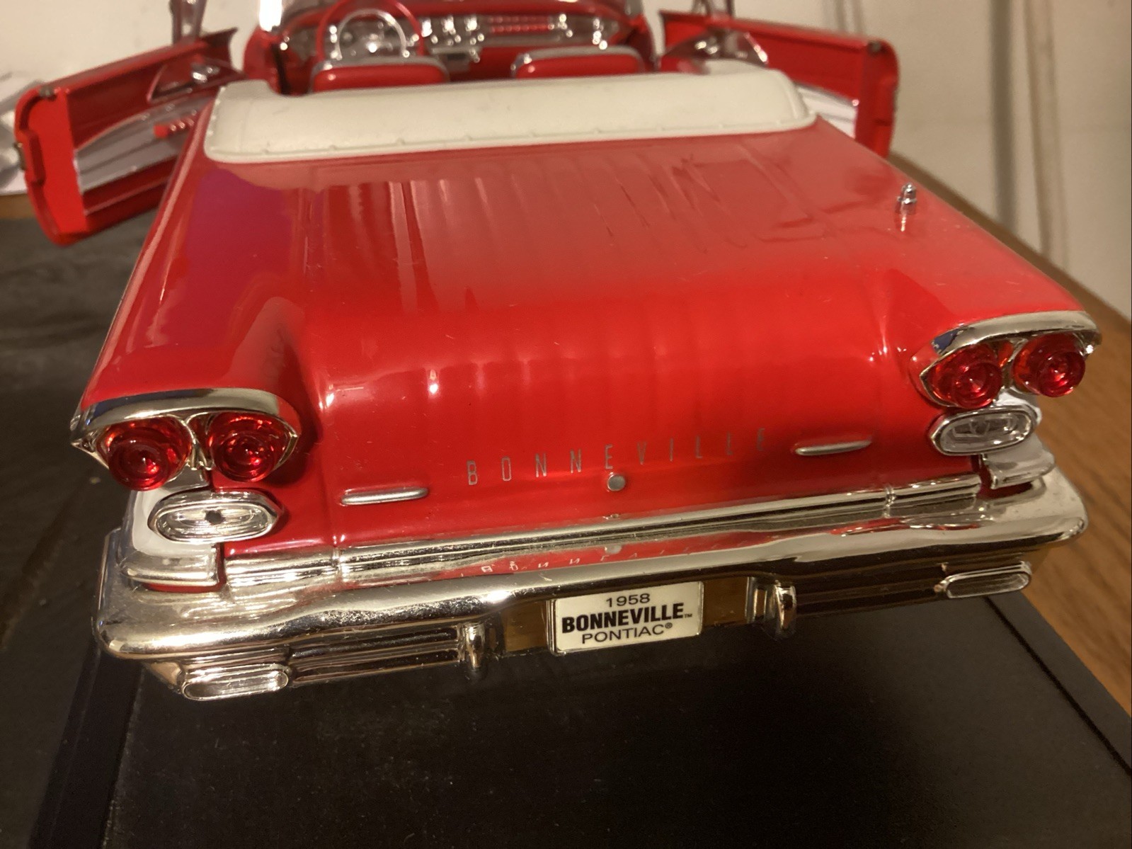 Road Signature 1958 Pontiac Bonneville Convertible 1:18 Diecast Red No Box