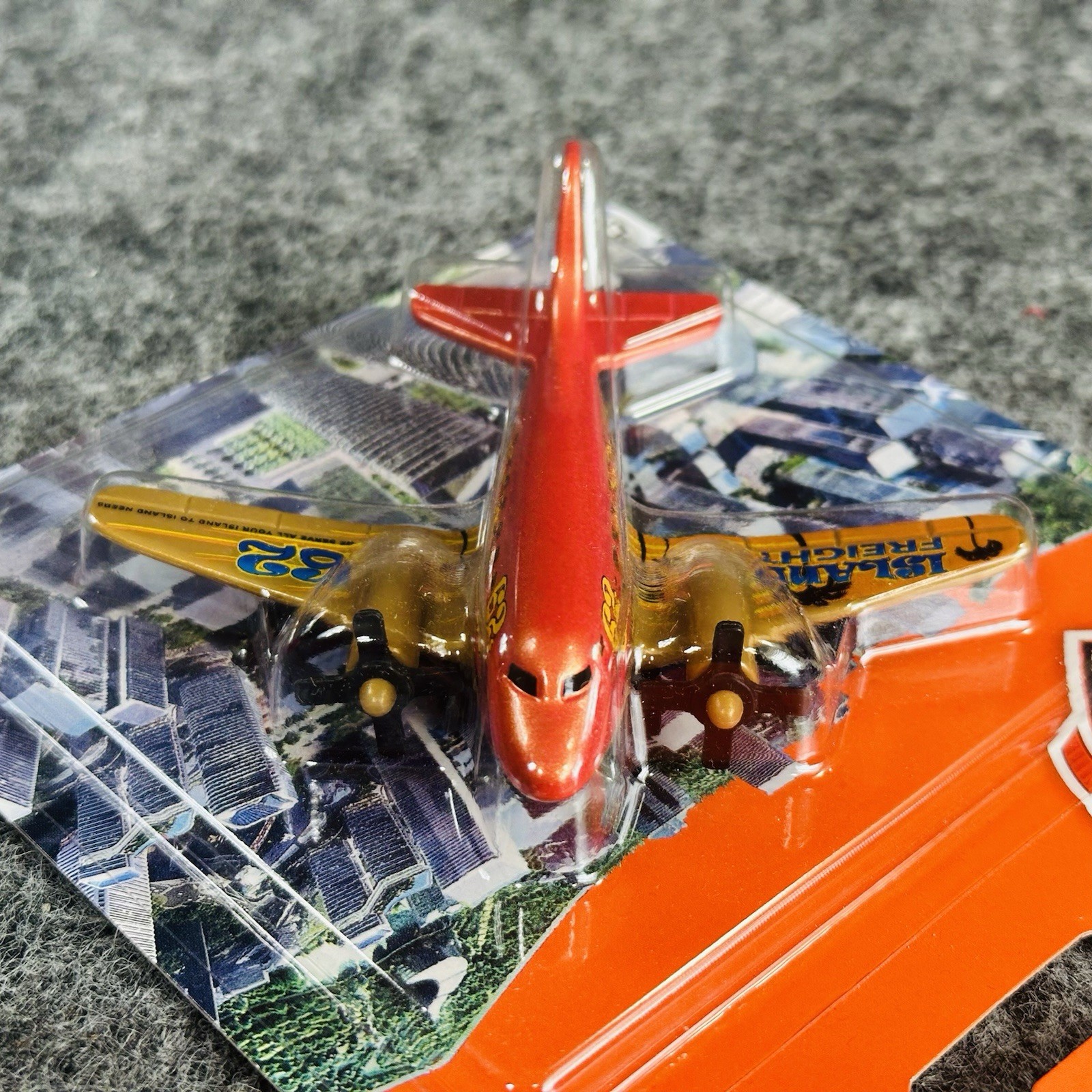Lot of 2 Matchbox Sky Busters MBX Airliners 10/33 Silver & 5/31 Bronze w/playmat