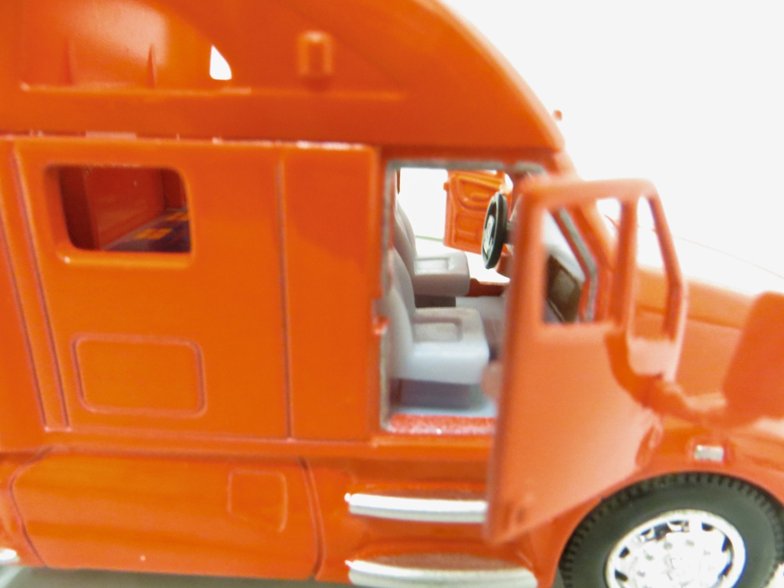 1/68th Red Kenworth T700 Tractor – Pullback Action – Opening Doors