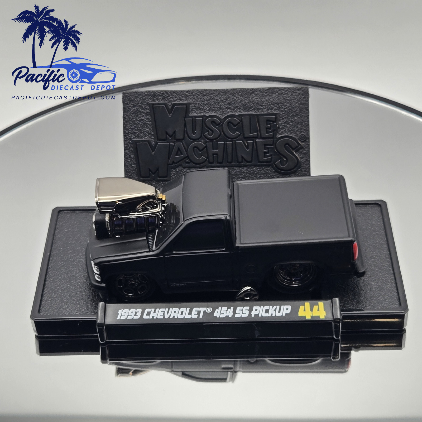 1993 Chevrolet 454 SS Pickup Truck 1/ 64 Blackout Edition Muscle Machines Stand