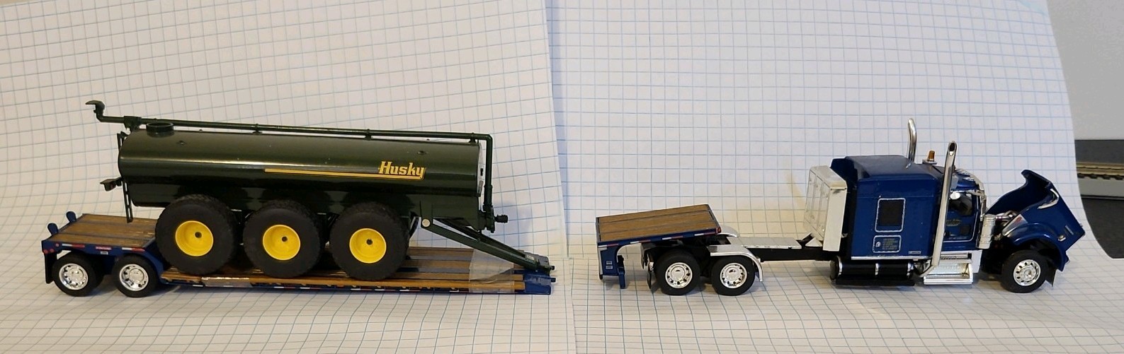 DCP 1:64 Floyd Gibbons Tri-axle Husky Spreader Kenworth Lowboy Tractor Trailer