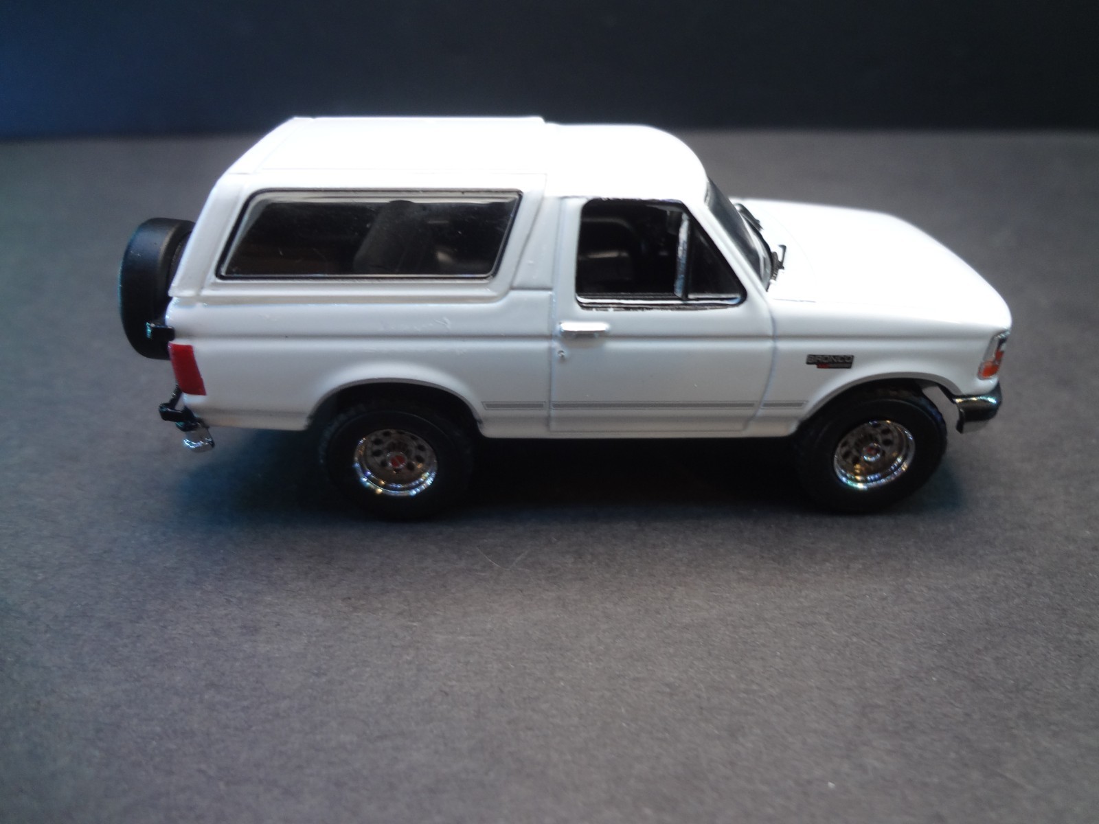 Greenlight 1993 Ford Bronco XLT white w/ removable top – Loose 1:64