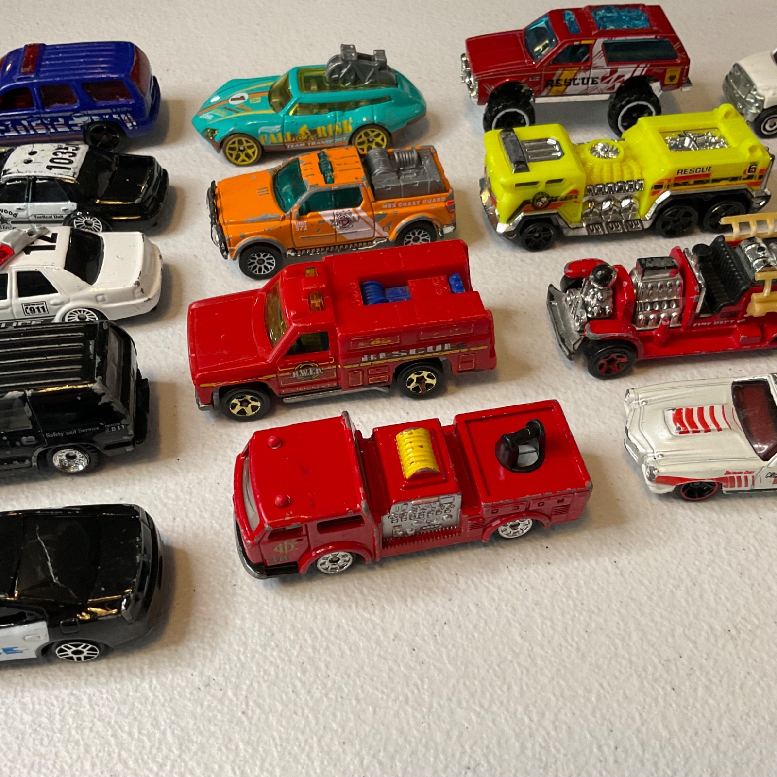 Hot Wheels Emergency Vehicle Lot of 16 Police Fire Rescue Ambulance Cars Trucks