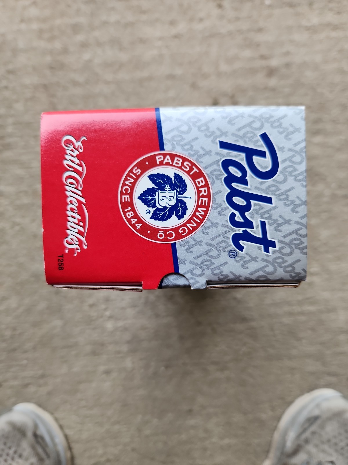 ERTL DIE CAST 1:64 TRACTOR TRAILER PABST BLUE RIBBON BEER