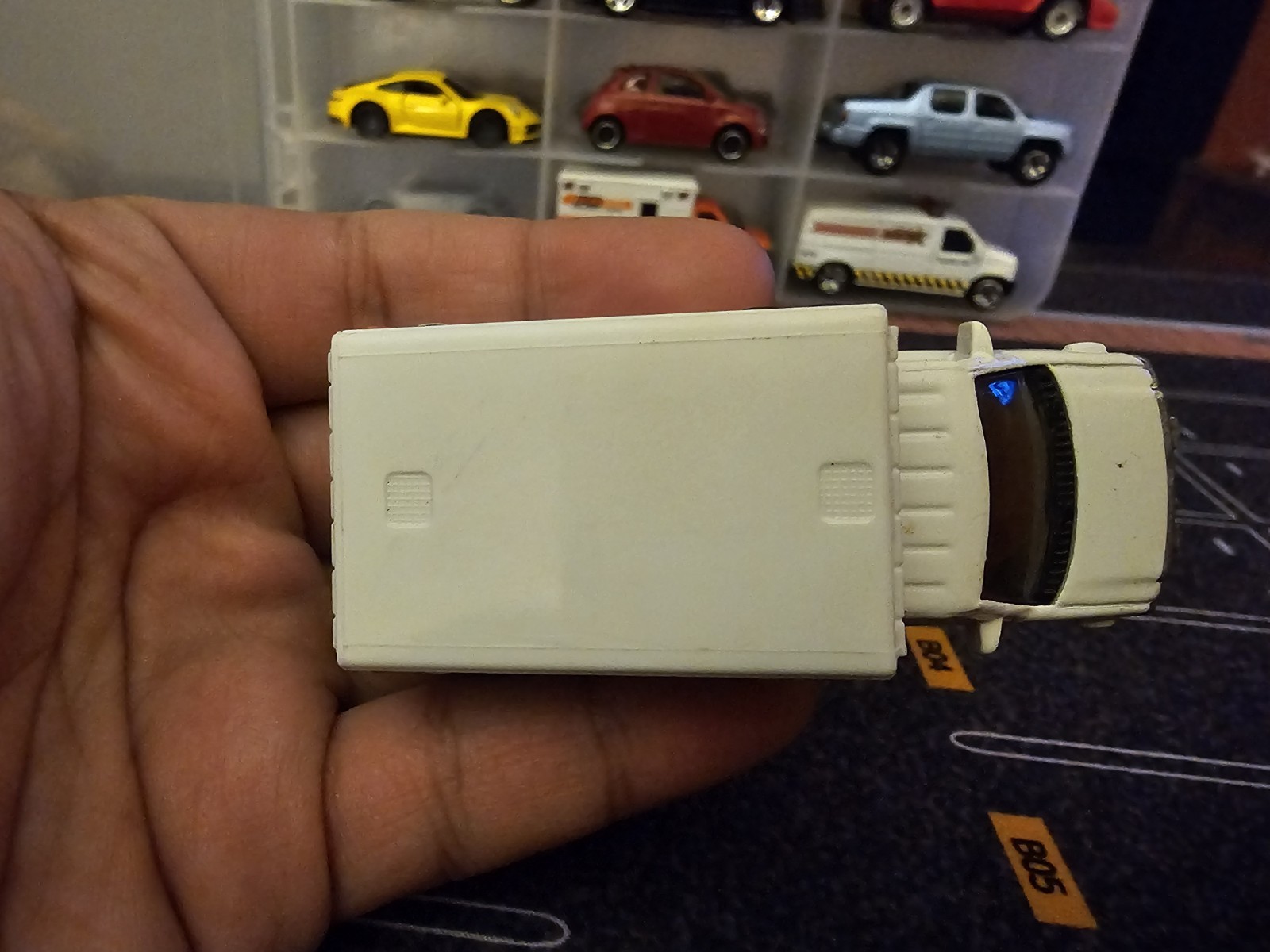 Matchbox Ford E-350 Ambulance white 1/64
