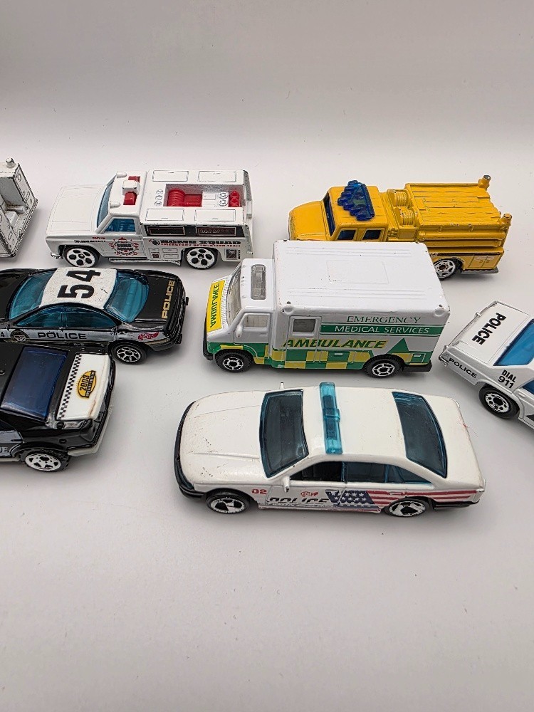 LOT OF 9 EMERGENCY VEHICLES HOT WHEELS MATCHBOX MOTORMAX POLICE (LOT 17721)