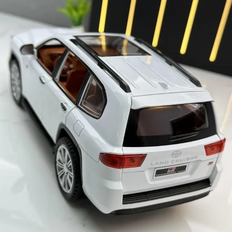 TOYOTA LAND CRUISER GT Model car Black 1:24 SUV
