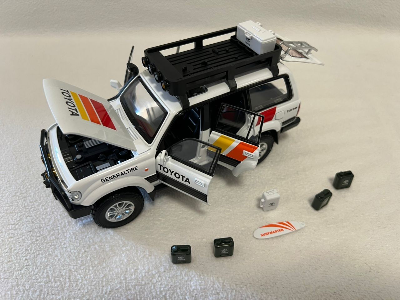 1:24 Toyota Land Cruiser LC80 Car Model Alloy Diecast Vehicle Gift Sound Light