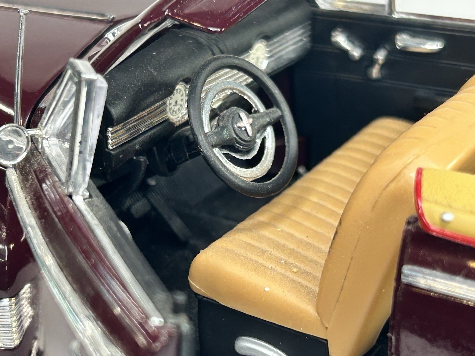 Universal Hobbies 1941 Chevrolet Special Deluxe Convertible Burgundy 1:18 DC
