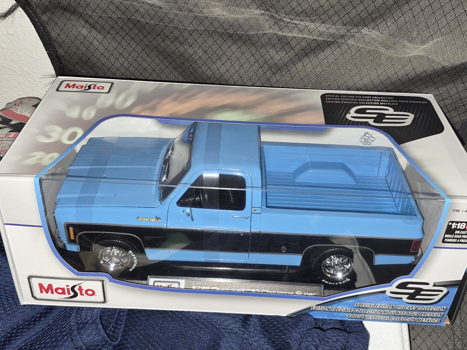 1/18 Maisto 1974 Chevrolet C10 Cheyenne Super SquareBody Blue / Black Chevy