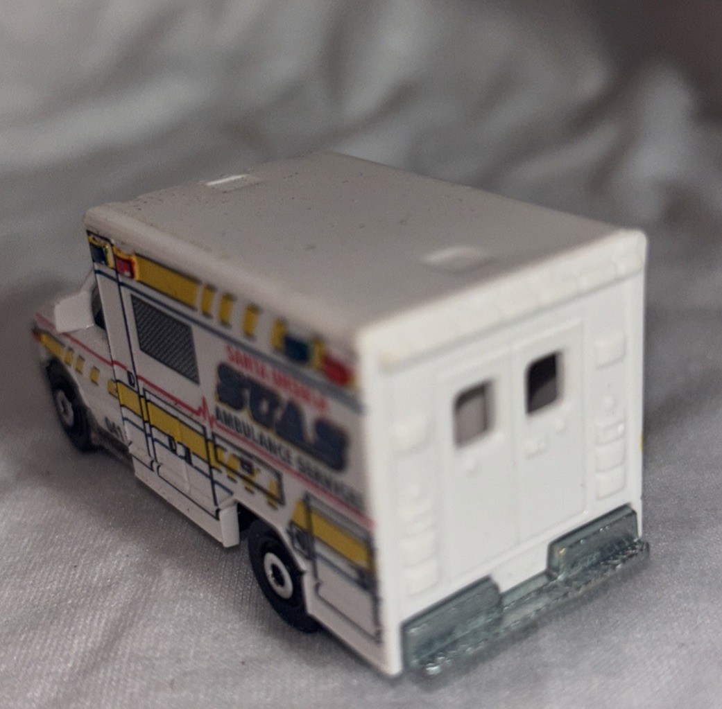 Matchbox Ford E-350 E350 Ambulance Santa Ursula SUAS 2009 MB944 EMS car diecast