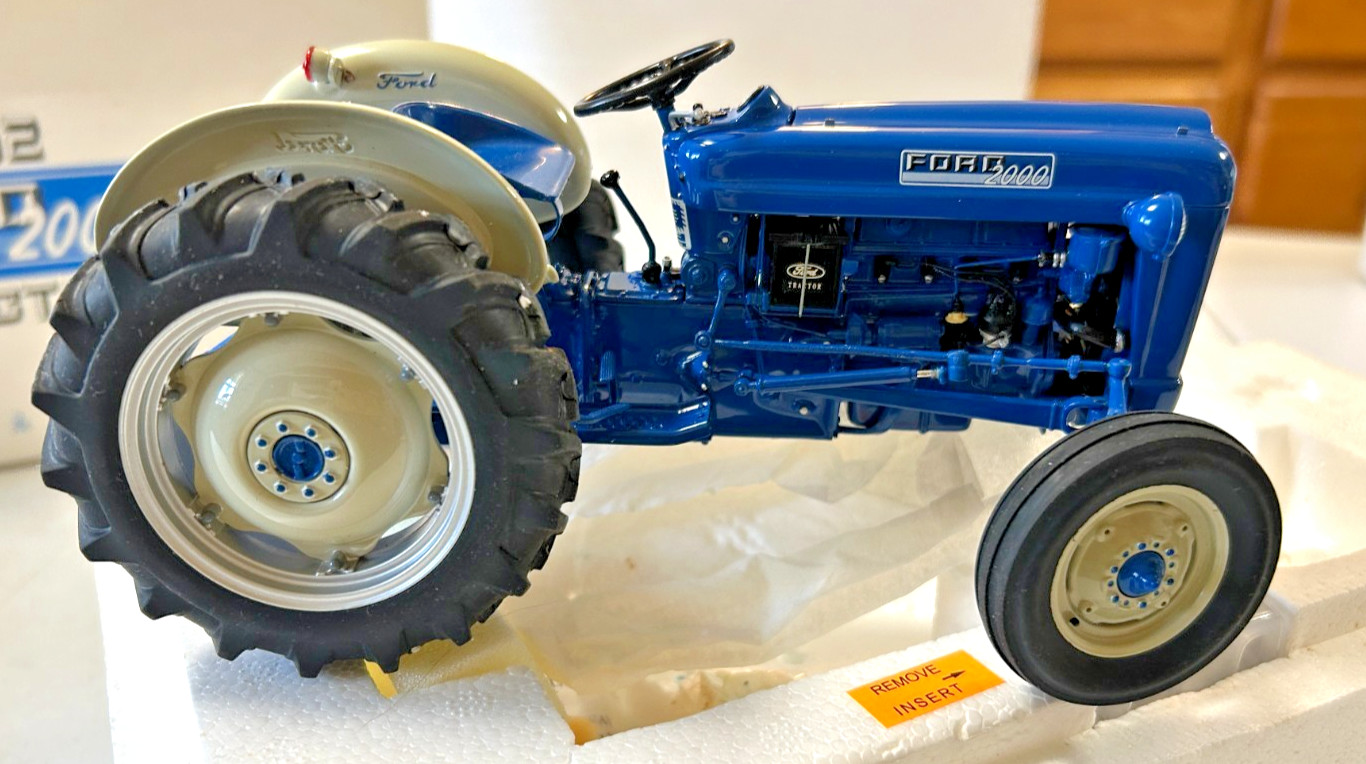 The Danbury Mint 1/16 1962 Ford Model 2000 Blue Diecast Original Box