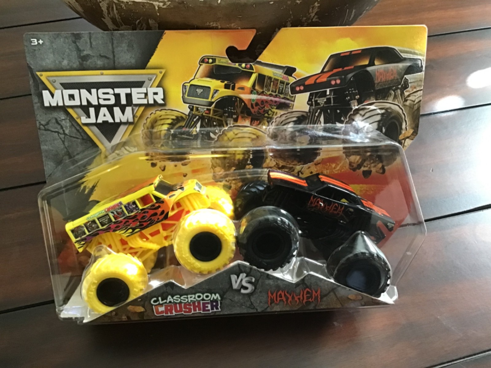 Spin Master Monster Jam Series 36 CLASSROOM CRUSHER vs MAYHEM 1/64