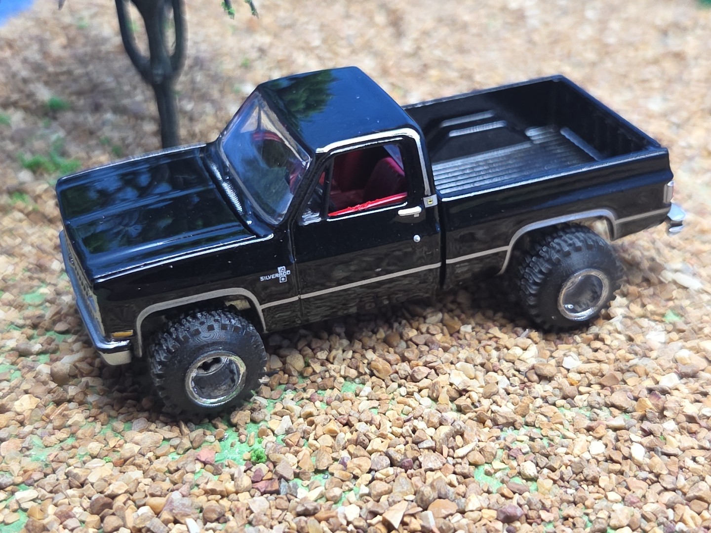 CUSTOM BUILT LIFTED 1:64 CHEVEROLET 1980s Silverado SQUARE BODY CHEVY 4×4 mud 83