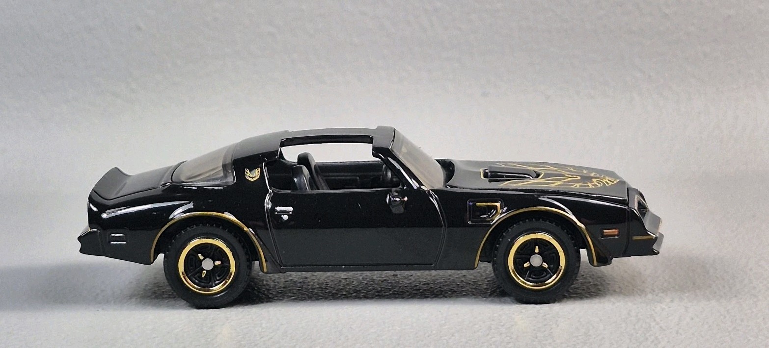 1977 PONTIAC FIREBIRD T/A Diorama Collectible DieCast Model 1:64 Black LOOSE
