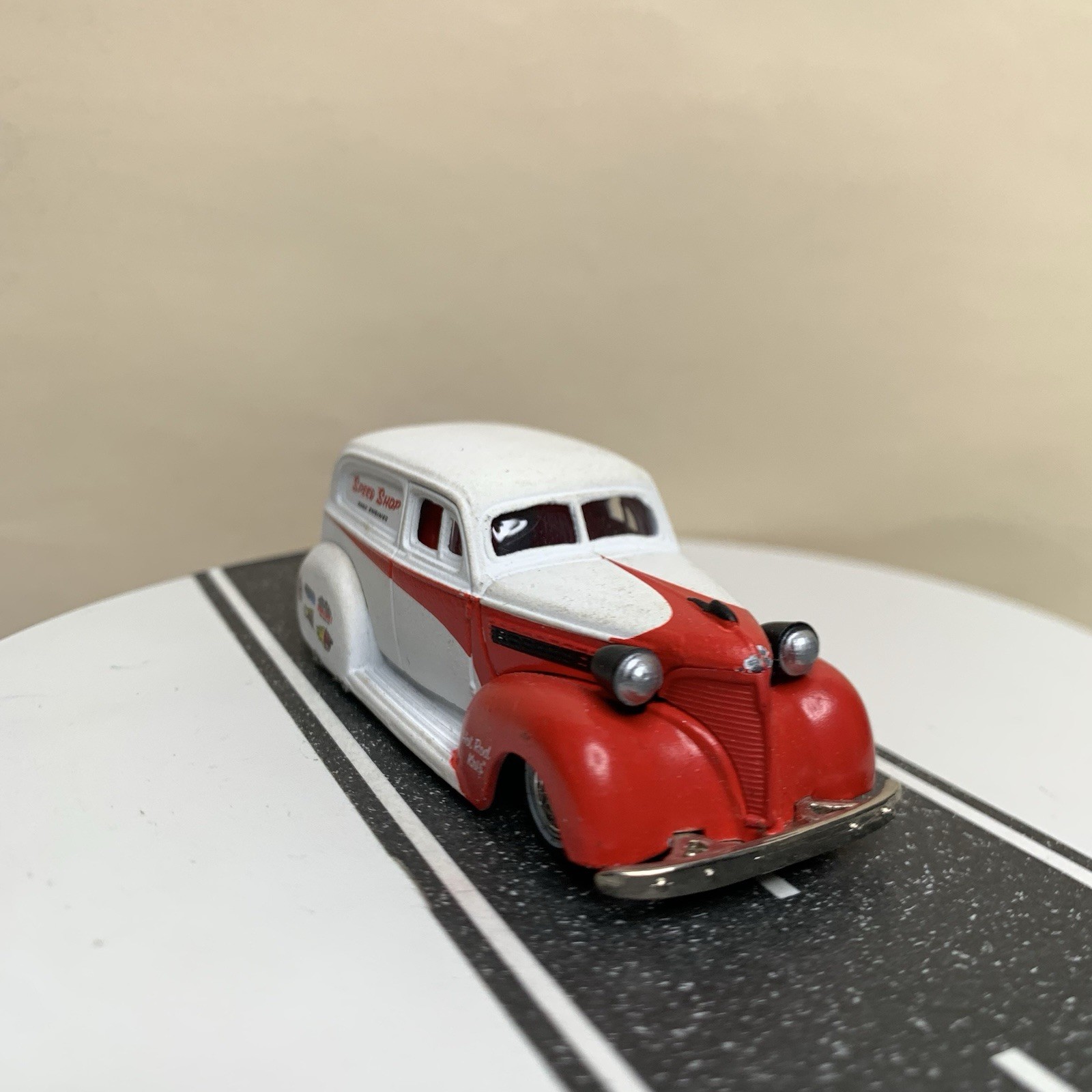 Jada Toys Road Rats Series 1939 Chevy Sedan Delivery Speed Shop White/Red 1:64