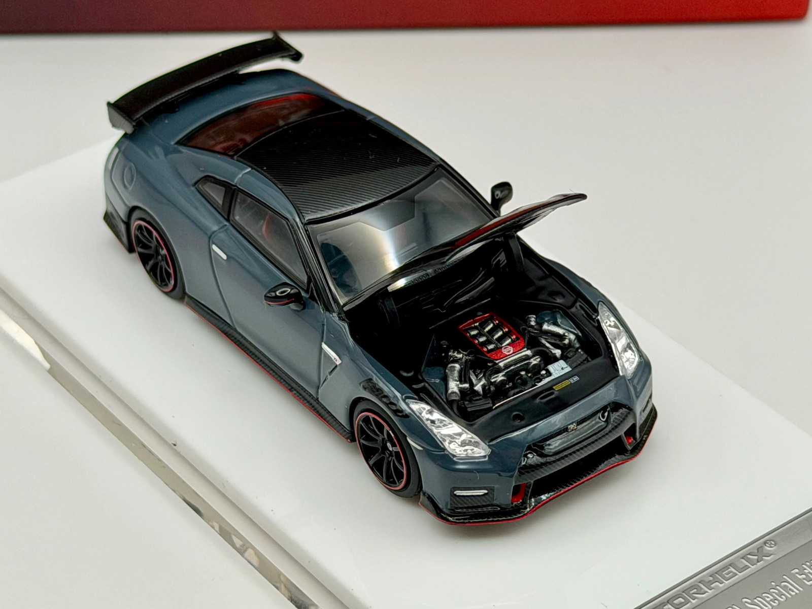 Motorhelix 1:64 Nissan GT-R R35 Nismo 22′(Stealth Gray/Vibrant Red)
