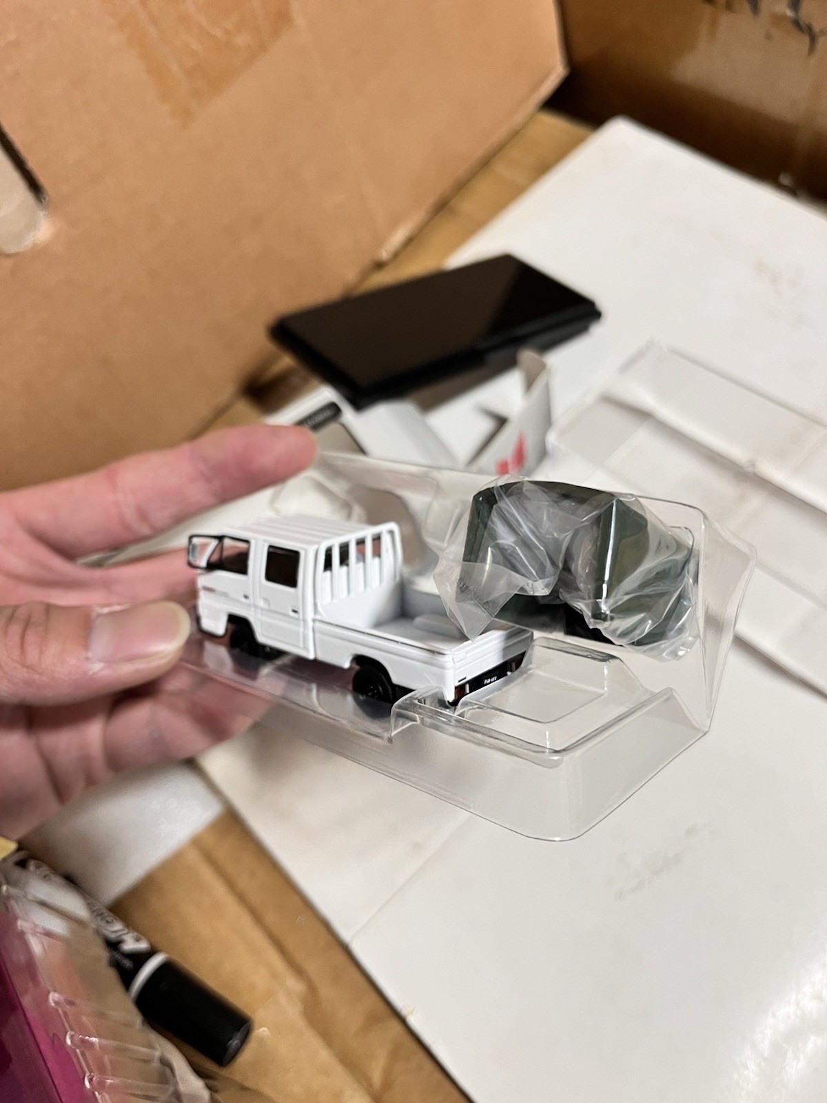 1:64 Scale Model 1 ISUZU NHR LHD With Canvas White Truck Diecast Model Car