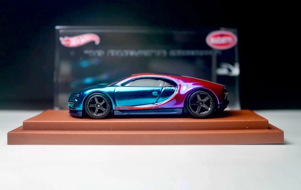 Hot Wheels ’16 Bugatti Chiron Blue/Pink Spectraflame Custom w/ Display Case