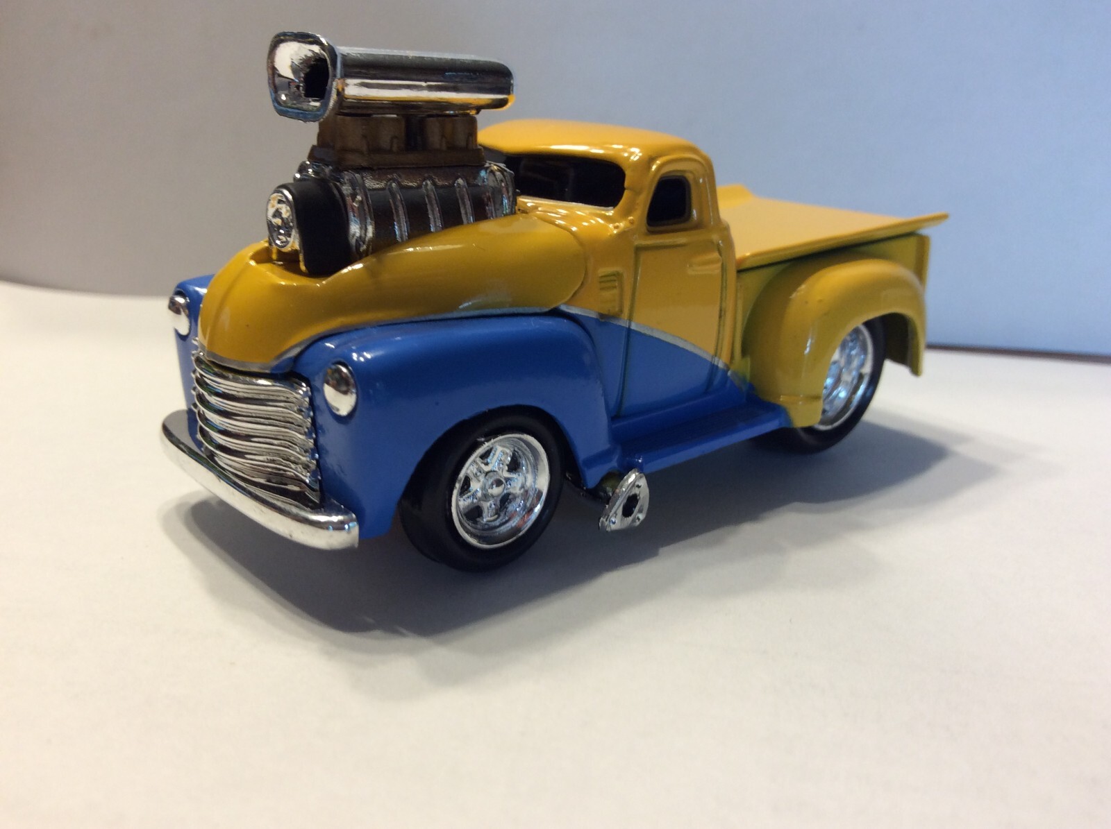 THE ORIGINAL MUSCLE MACHINES 1953 CHEVY PICKUP 1/64 53 CHEVY NON RUBBER TIRE