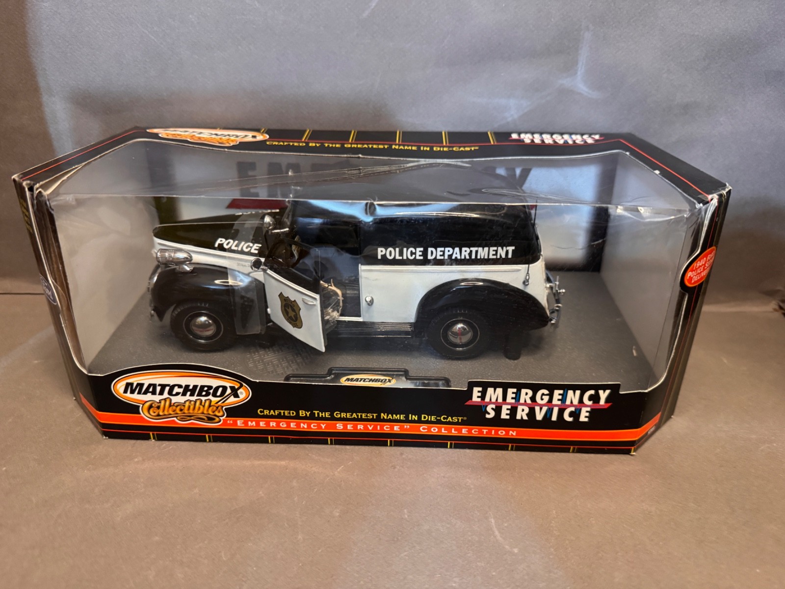 Matchbox Collectibles 1940 Police Delivery Van Emergency Service Series 1:18 Die