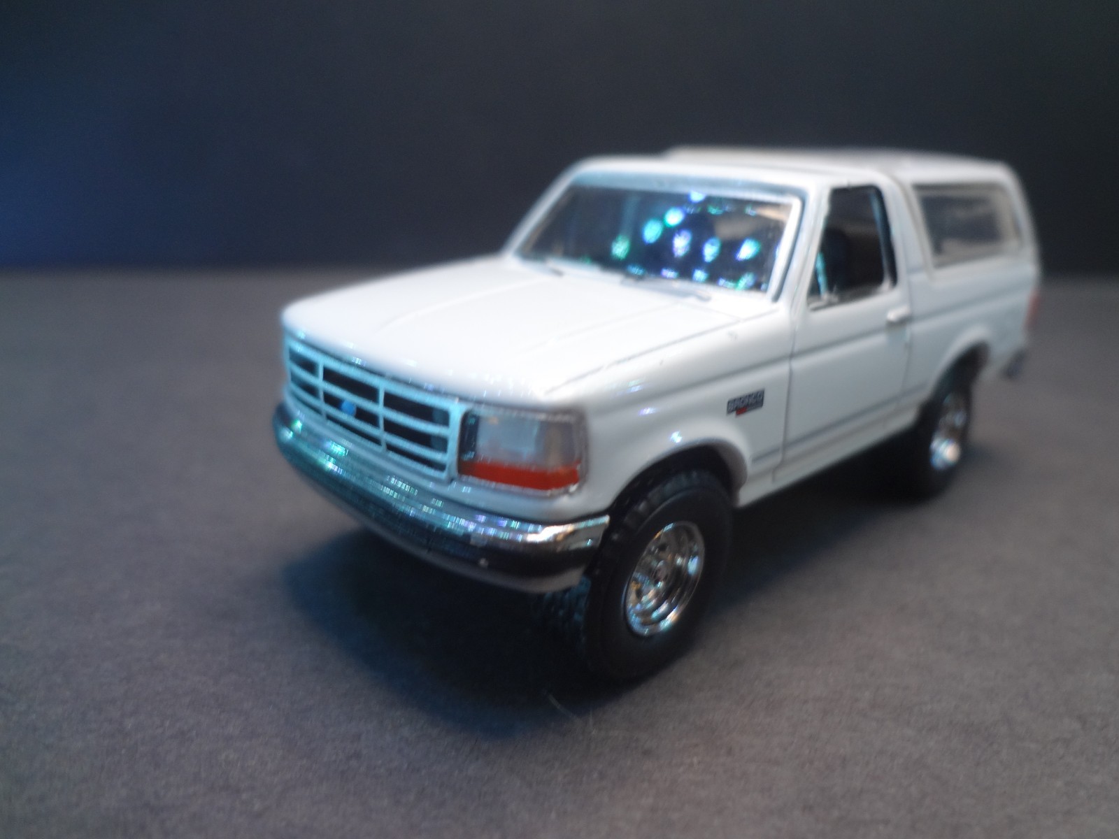 Greenlight 1993 Ford Bronco XLT white w/ removable top – Loose 1:64