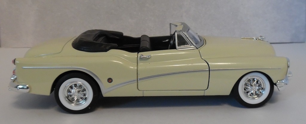 Diecast Cream 1953 Buick Skylark 1/24 Welly Pre-Owned