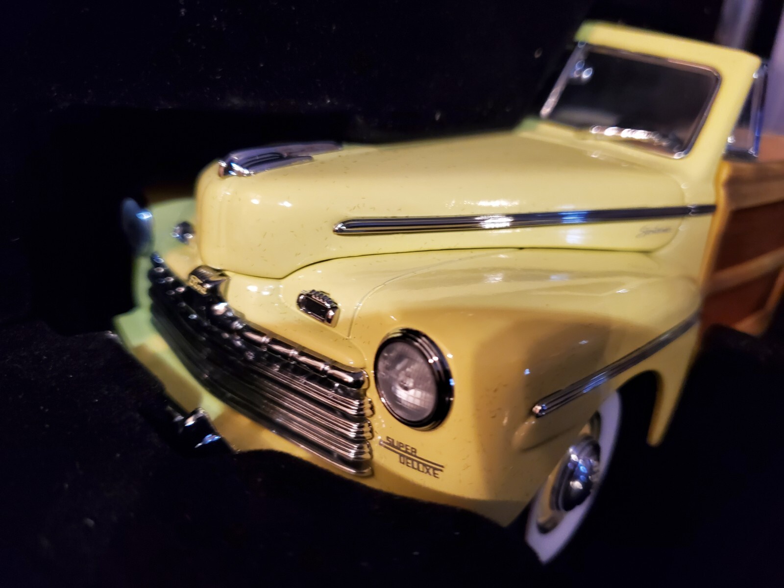 Road Signature 1946 Ford Super Deluxe Sportsman 1:18 Scale Diecast Car Yellow