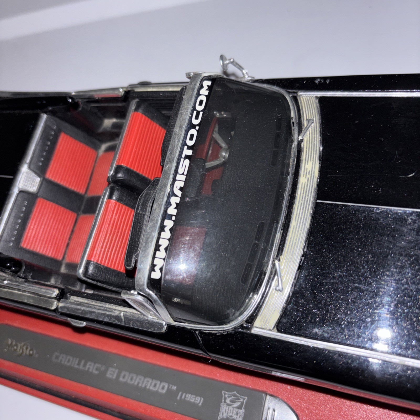 Maisto 1:18 1959 Cadillac Eldorado Biarritz Custom Shop Black with Stand
