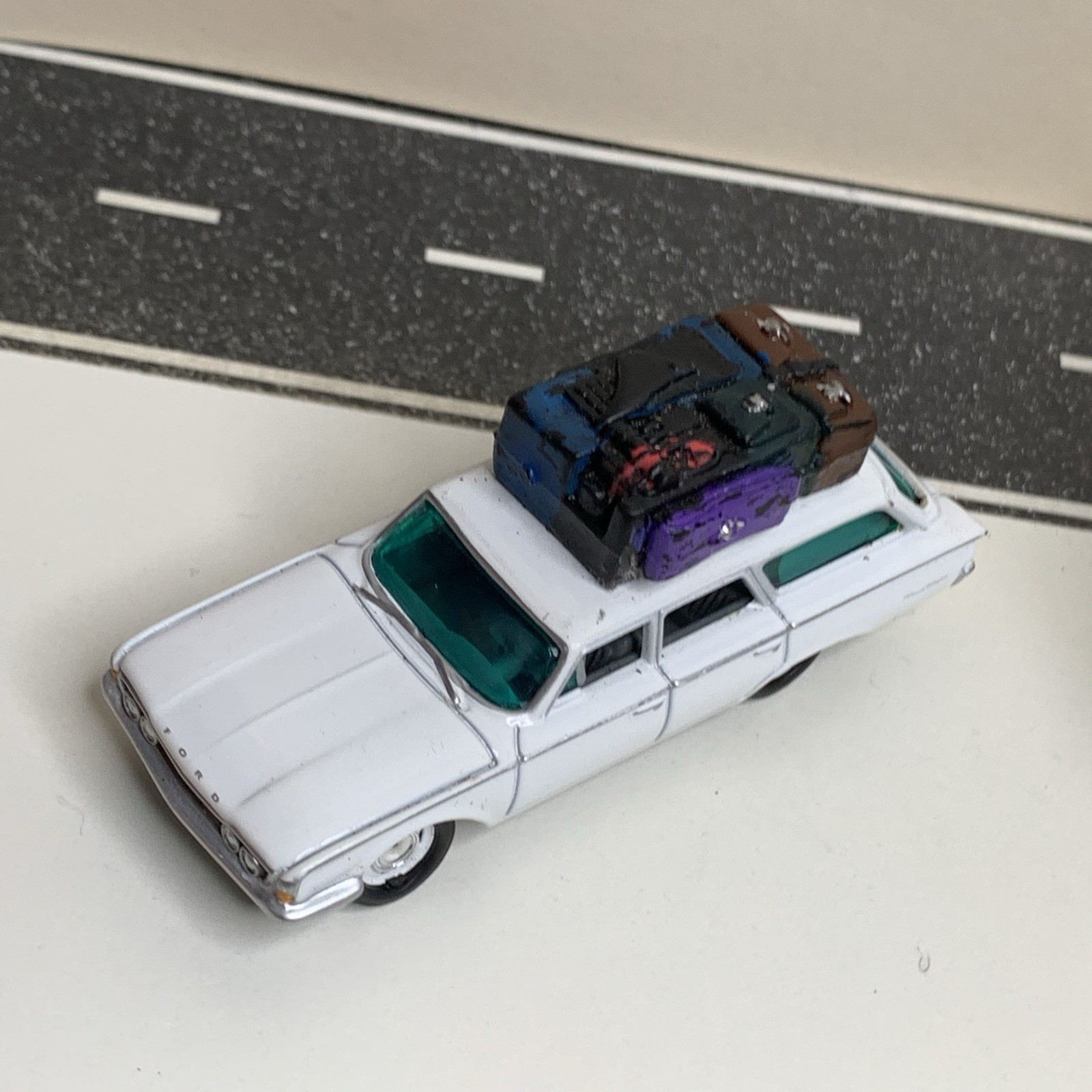 CUSTOM Johnny Lightning 1960 Ford Ranchero Wagon White w/Roof Luggage 1:64 NM