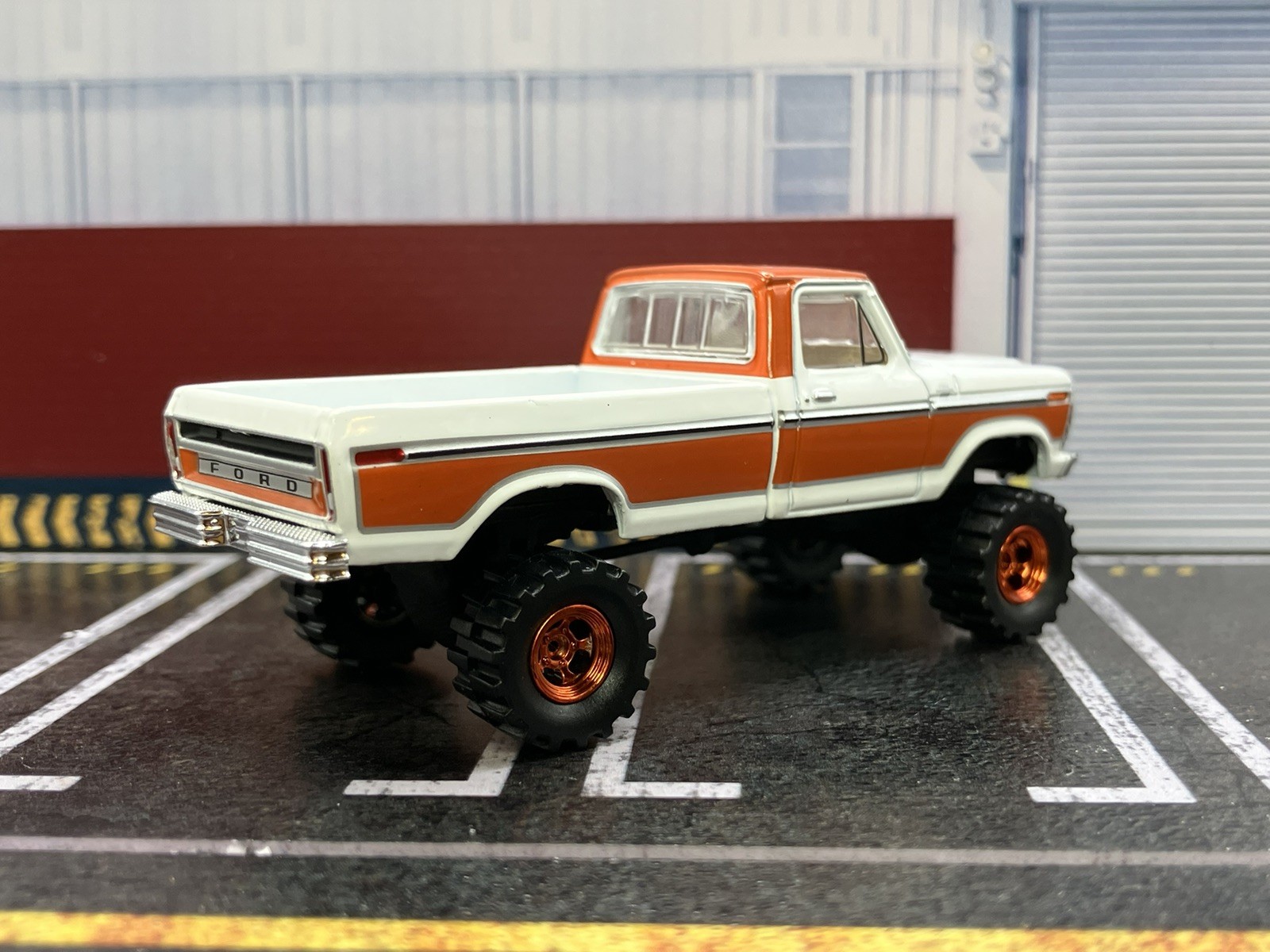 1977 Ford F-150 Ranger Explorer Lifted 4×4 Truck 1/64 Diecast Custom Greenlight