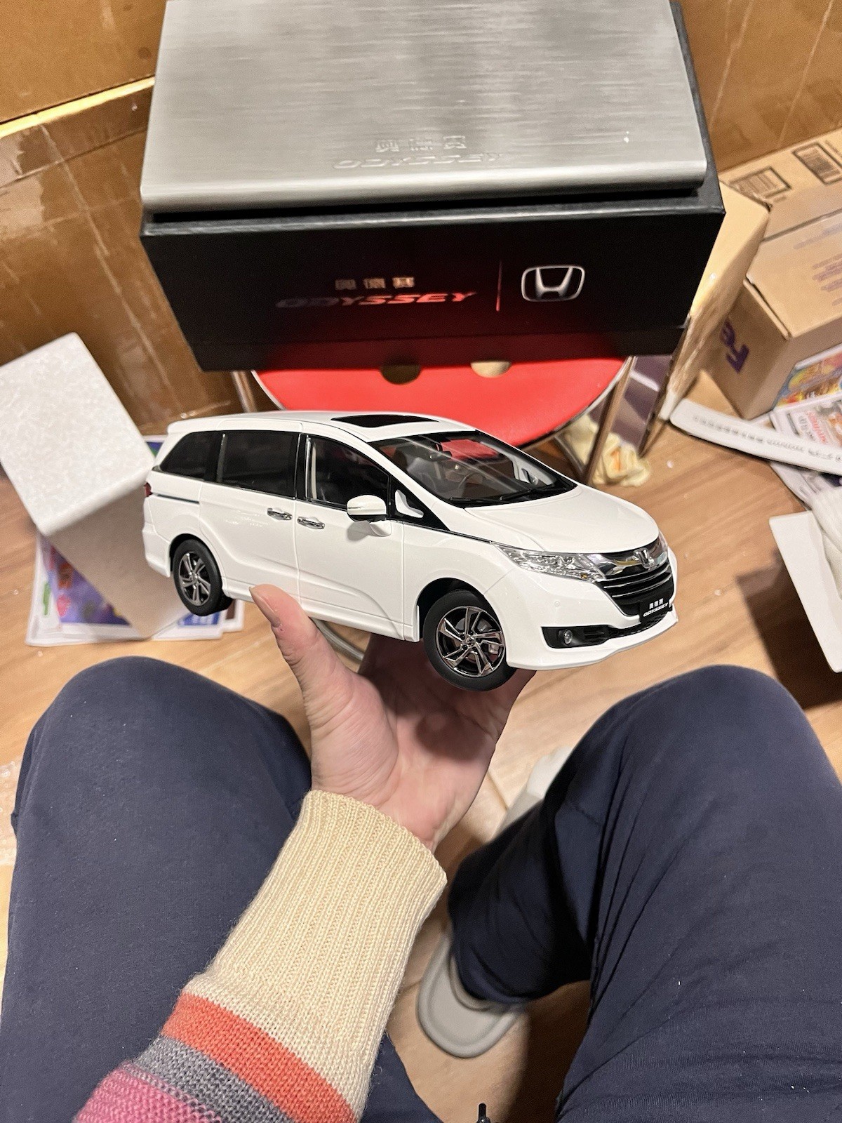1:18 Scale 2015~2018 Honda Odyssey White Diamond Pearl Diecast Model With Base
