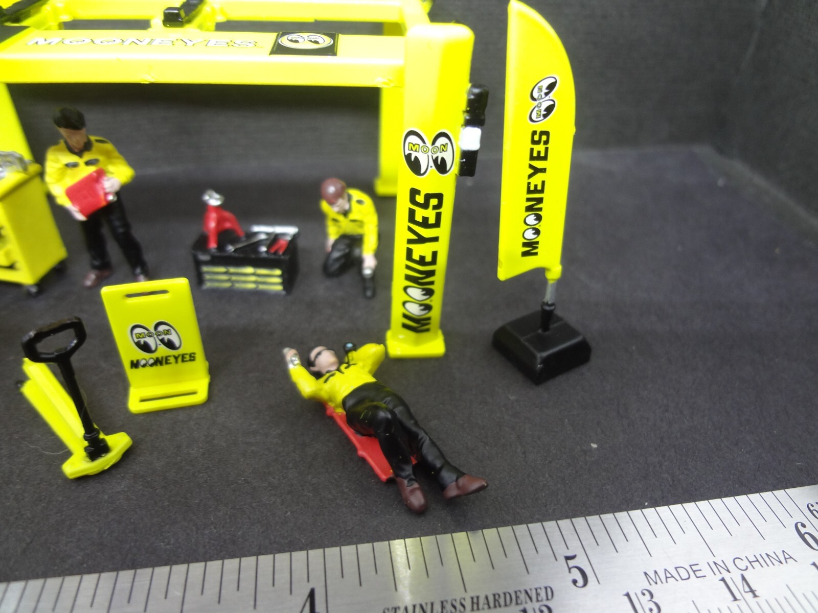 1:64 Scale figure set MOONEYES Mechanics + Moon Garage Set w/ lift + stickers