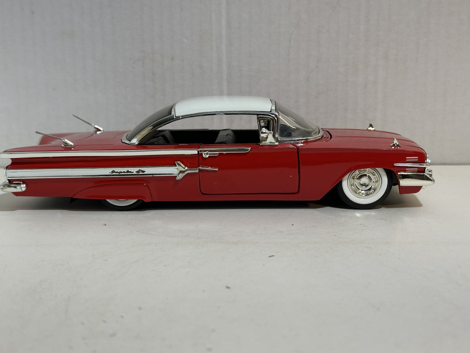JADA SHOWROOM FLOOR 1960 CHEVY IMPALA RED 1:24 DIECAST MODEL CAR NEW NO BOX