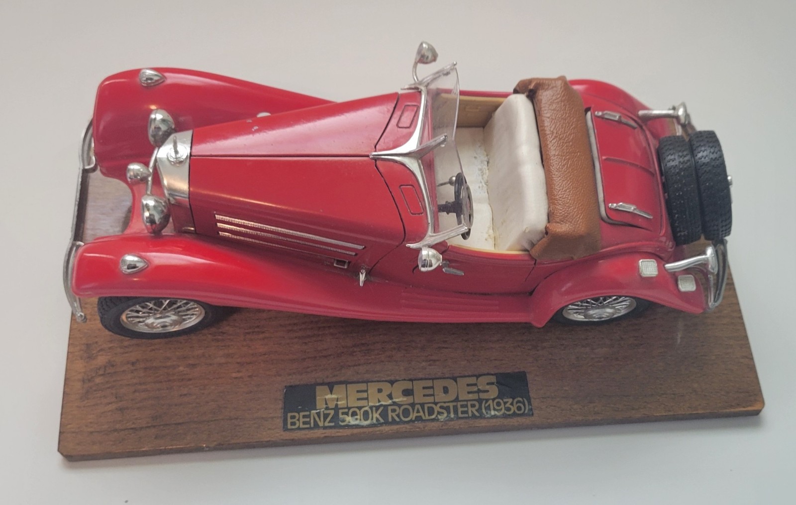 1936 Mercedes Benz 500 K Roadster 1:20 by Bburago Model #3020 with Stand