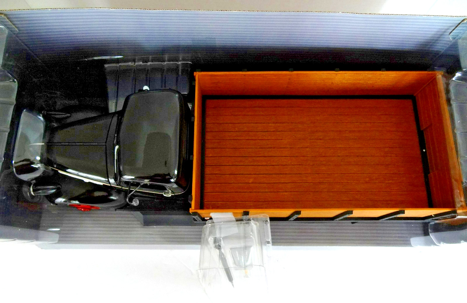 HIGHWAY 61 COLLECTABLES 1946 CHEVROLET GRAIN TRUCK 1/16 SCALE DIECAST #50190