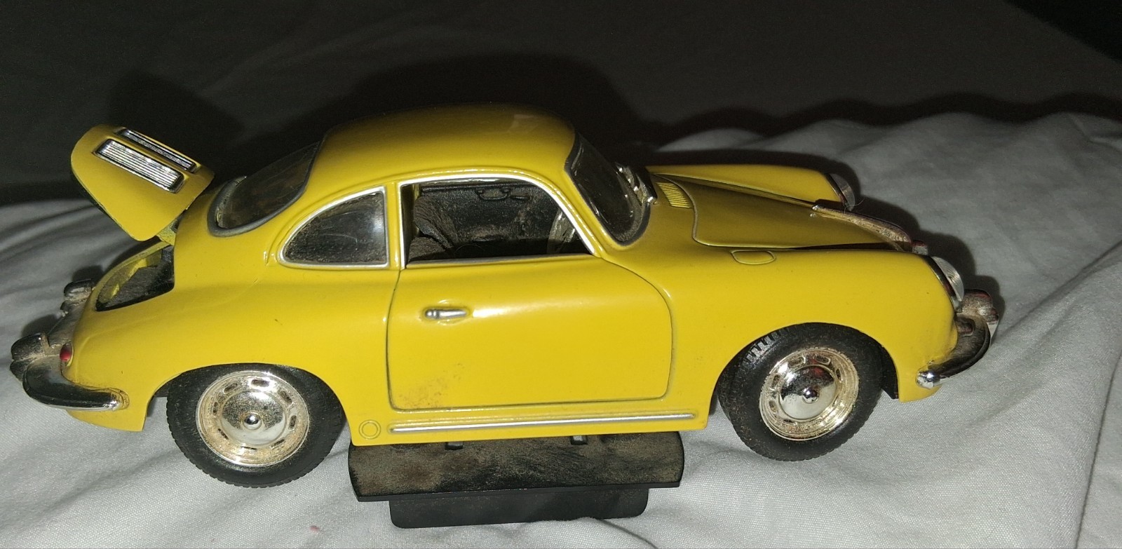 1:24 Scale PORSCHE 356 B COUPE 1961 Yellow Used Without Box Comes With Stand