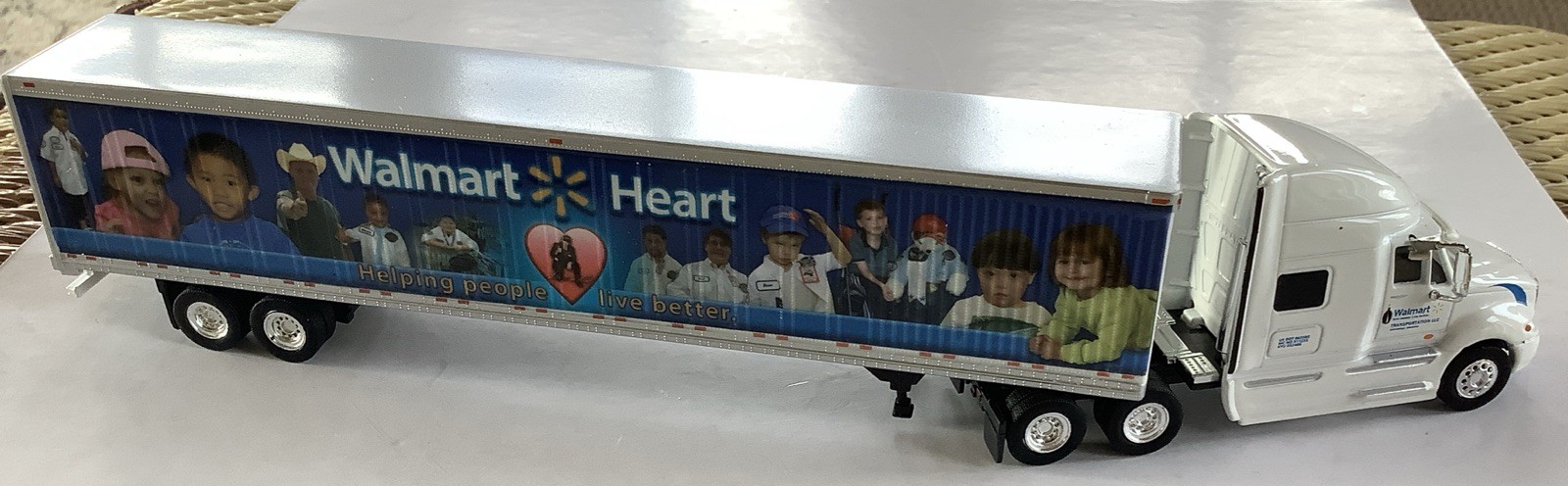 Intl. Prostar Sleeper Cab Tractor w/53’ Dryvan Trailer Walmart (heart Logo) 1:87