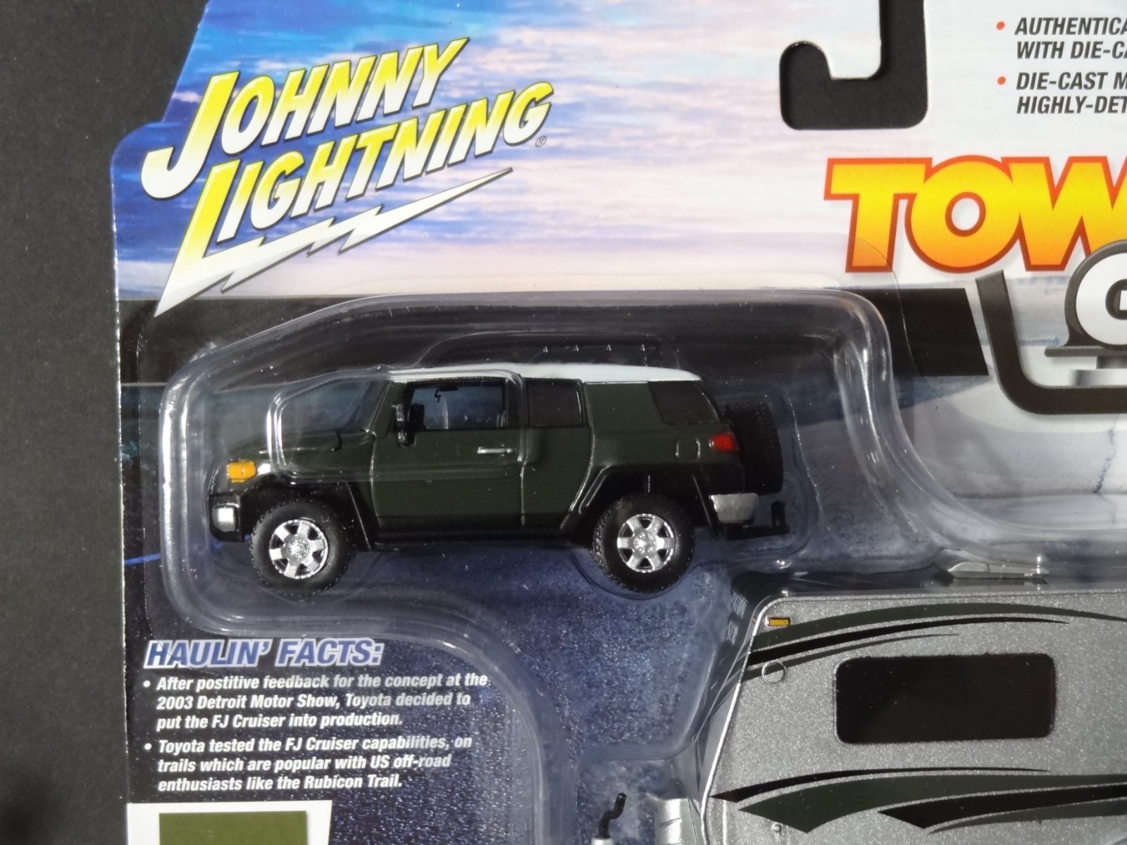 JOHNNY LIGHTNING – GREEN – 2010 TOYOTA FJ CRUISER WITH CAMPER TRAILER