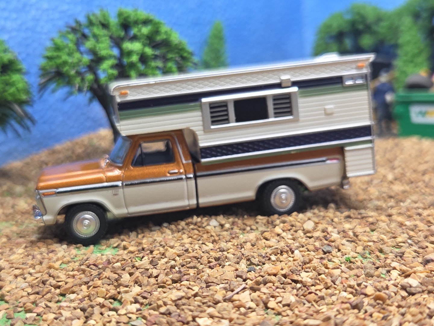 GREENLIGHT 1976 4×4 Ford F-250 XLT Lariat Truck 1:64 CAMPER Farm Ertl 1979