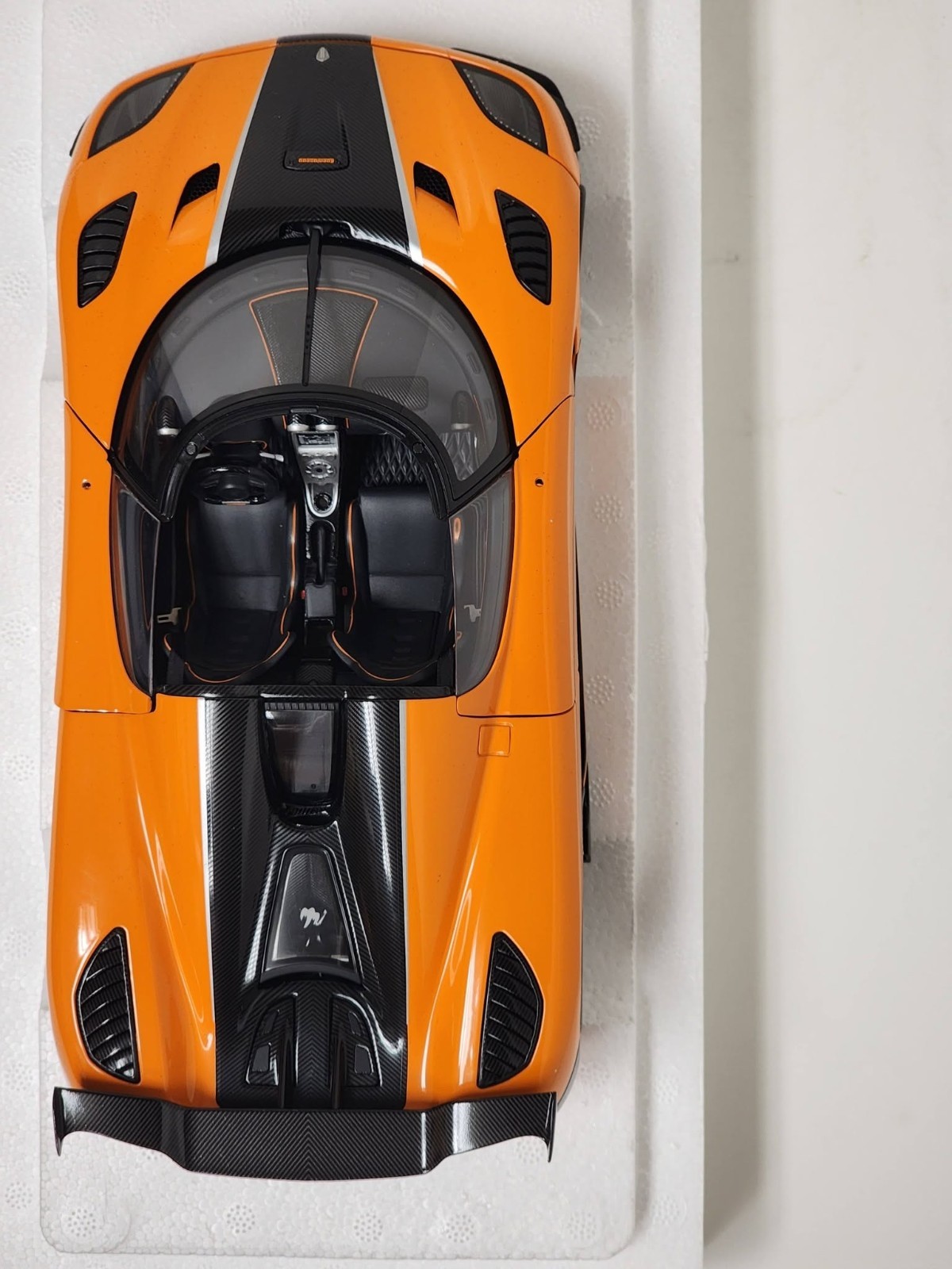 AUTOart: 1/18 autoart model car – Koenigsegg One 1 Agera RS, cone orange/black.