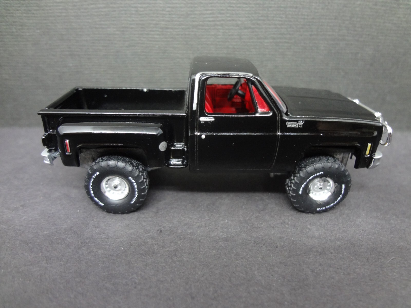 Auto World 1980 Chevy Custom Deluxe Stepside black – Loose 1:64