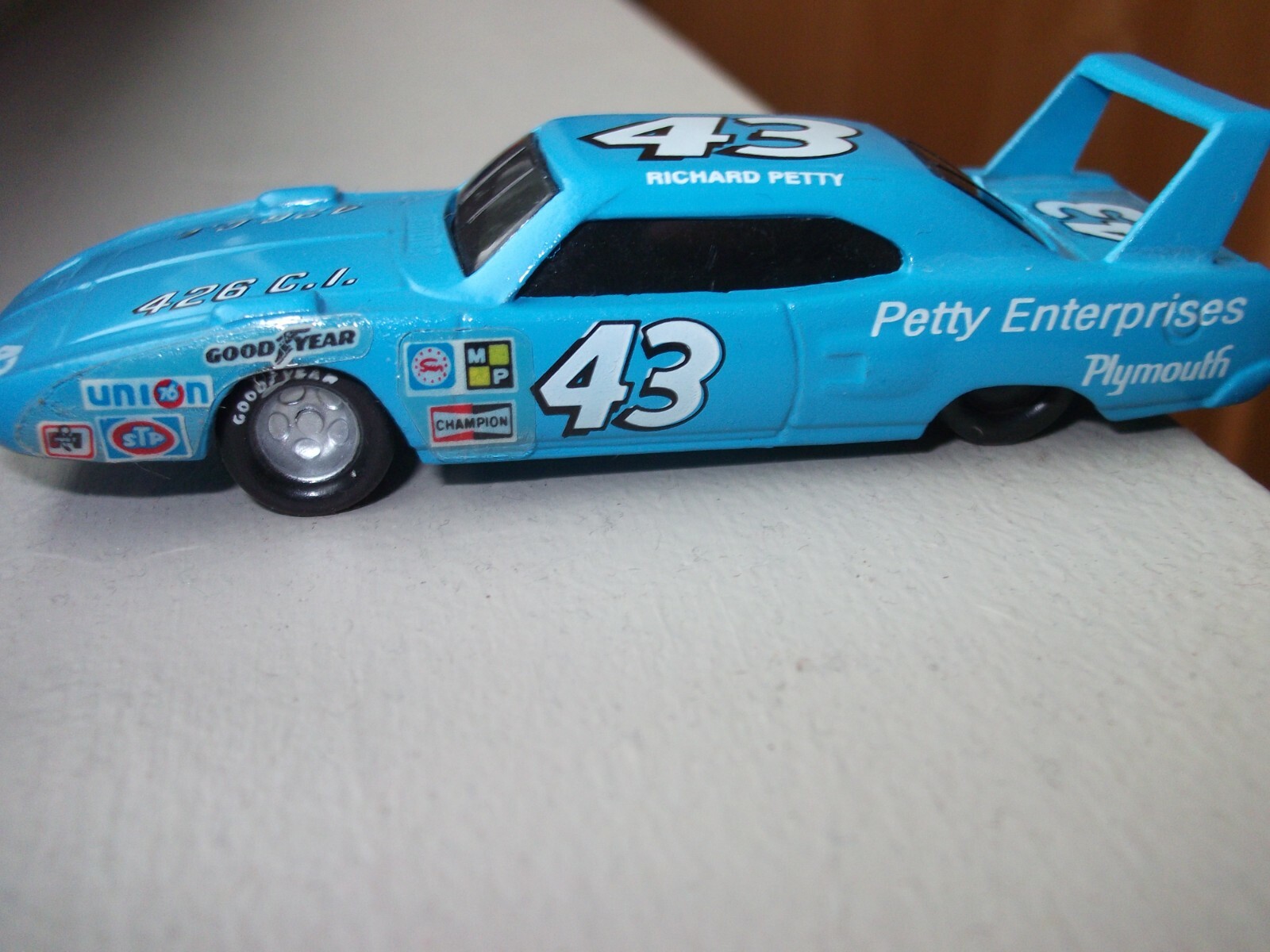 RICHARD PETTY VINTAGE MODEL 1970 PLYMOUTH SUPERBIRD RACING CHAMPIONS 1/64 CAR